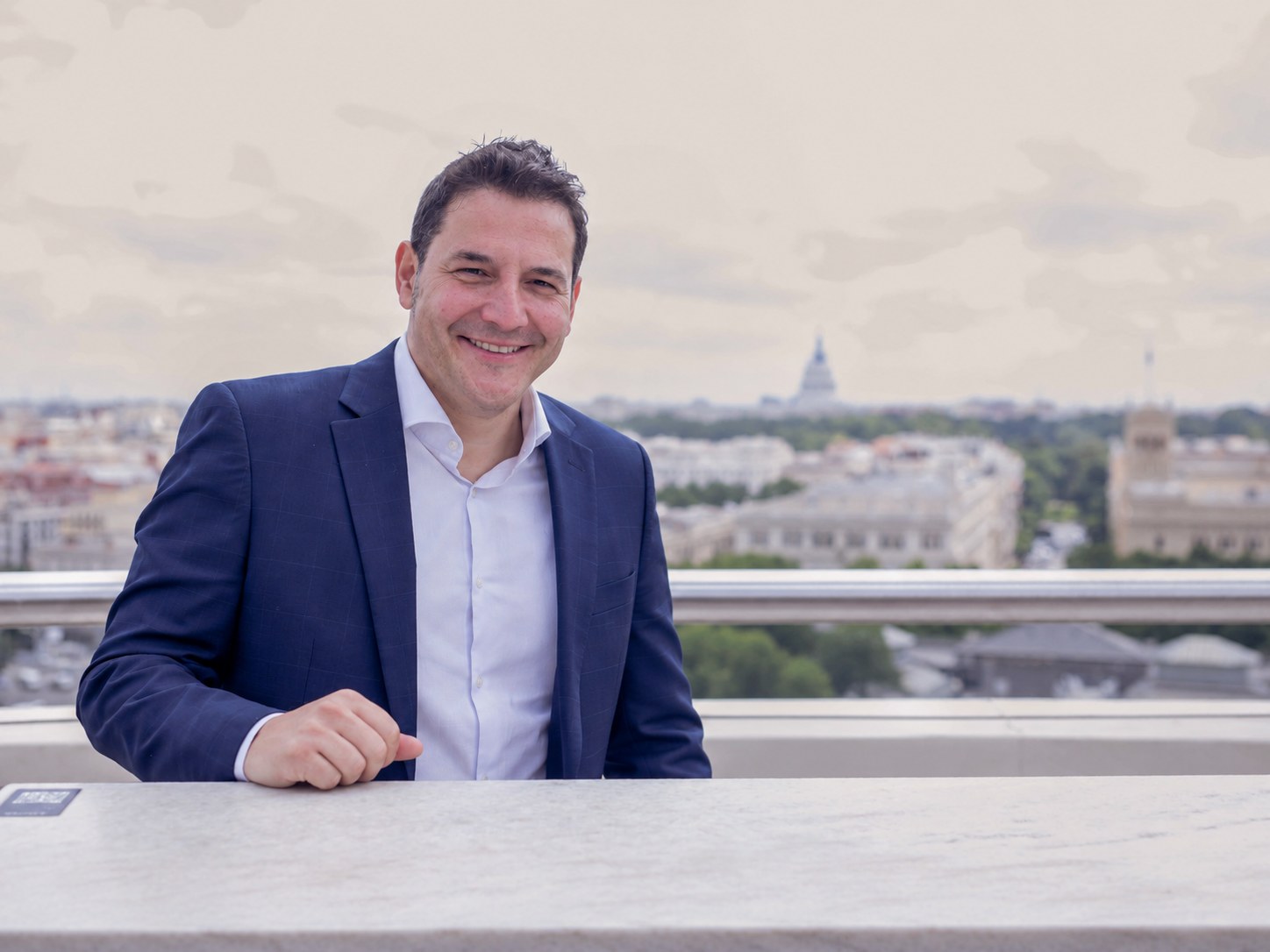 José Manuel Huertas Martínez en una terraza con vistas a Madrid